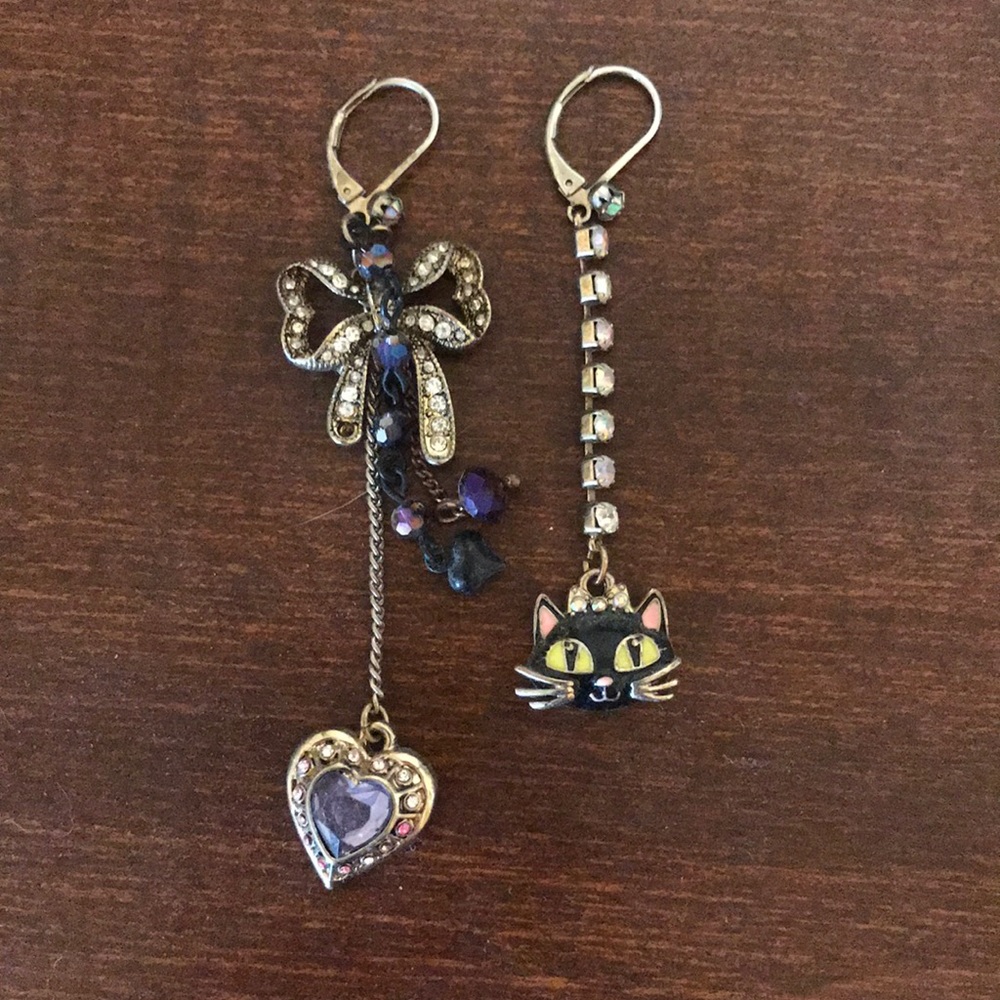 FUN Betsey Johnson black cat dangle earrings